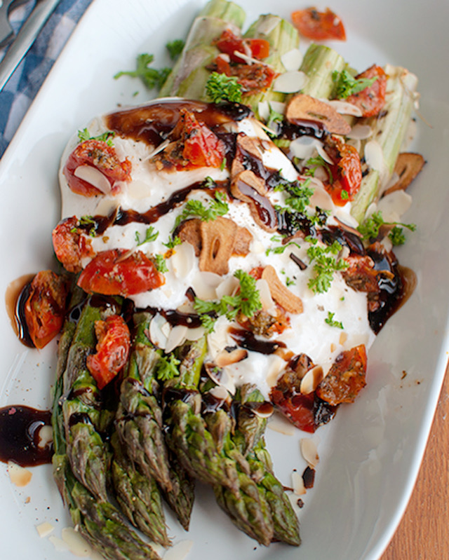 Gegrilde groene asperges met burrata en balsamico