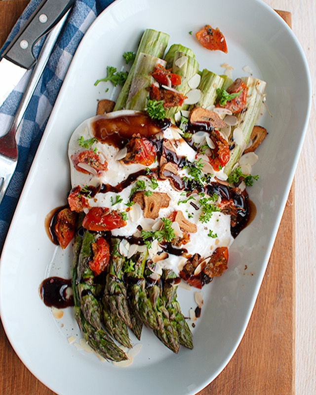 Gegrilde groene asperges met burrata en balsamico