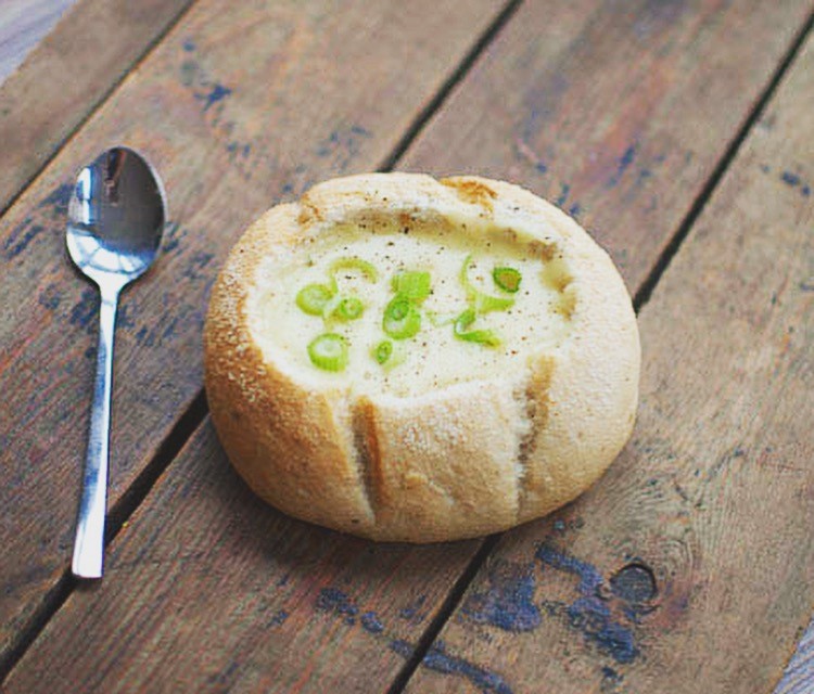 Kaassoep in een broodje