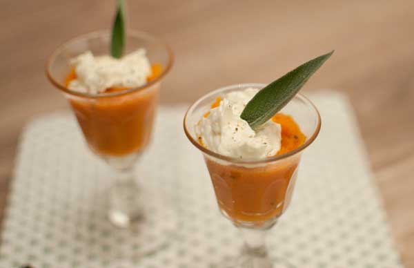 Pompoenmousse met geitenkaas en salie