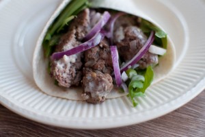 Wrap met lamskofta en honing-limoenmayonaise