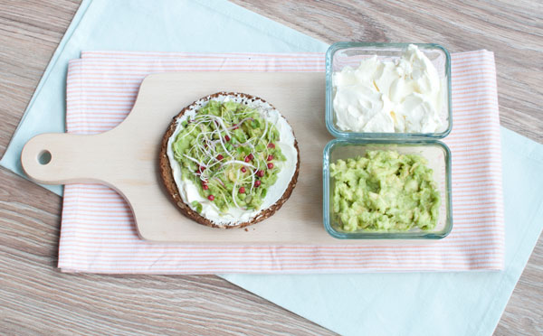 Avocado-ontbijt met roomkaas en roze peper