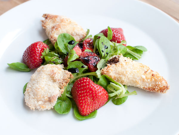 Krokante kip met aardbeien