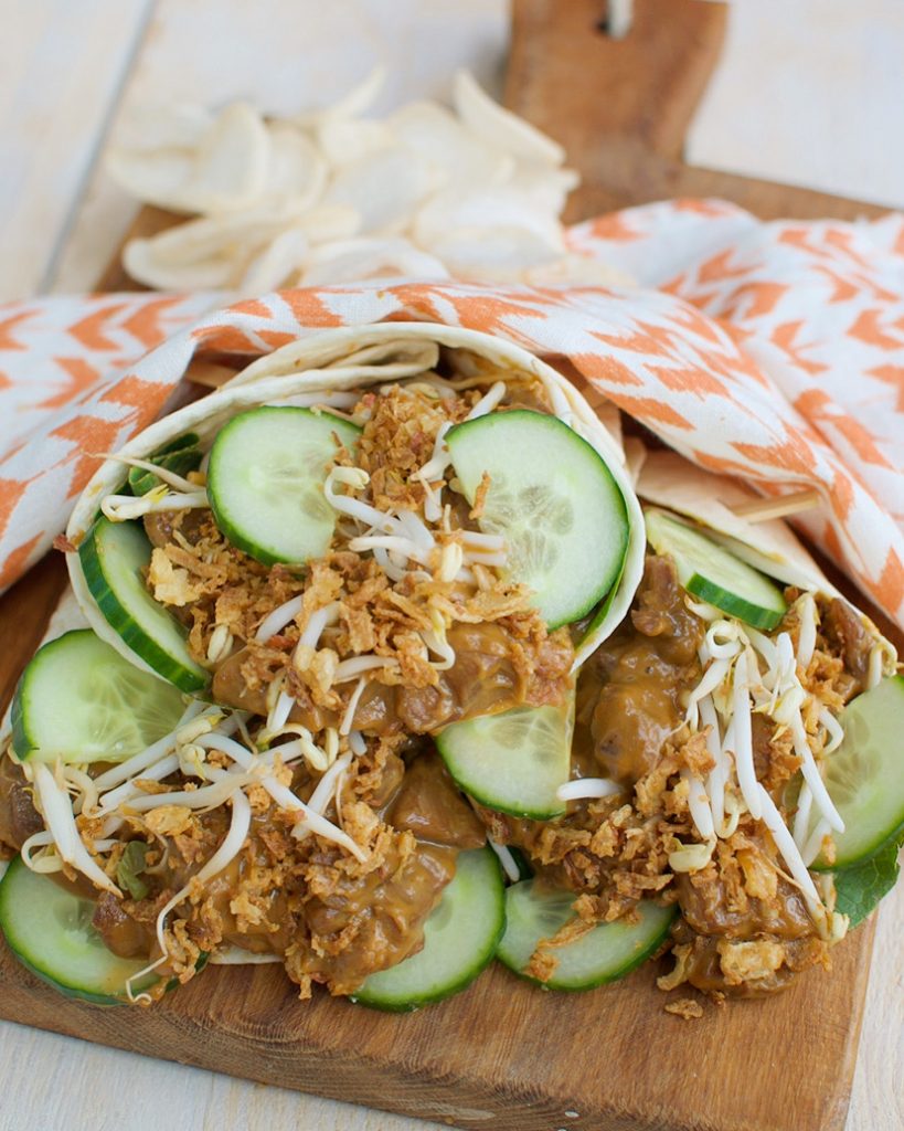 Wraps met kipsaté en komkommer