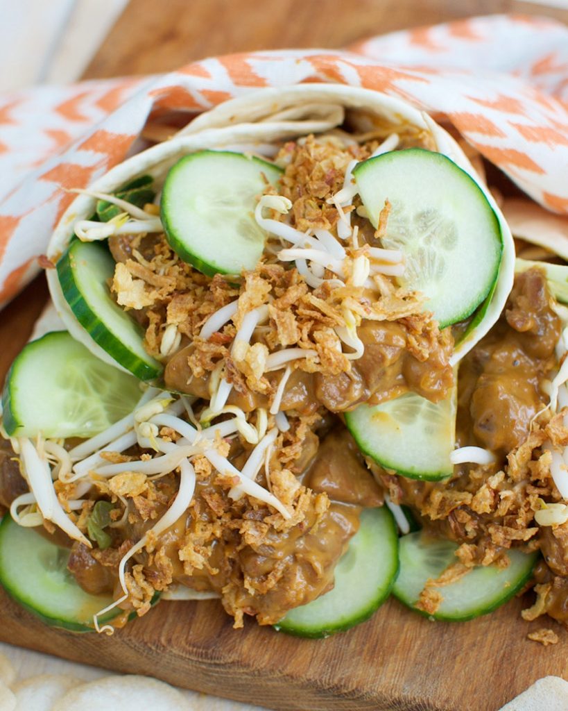 Wraps met kipsaté en komkommer