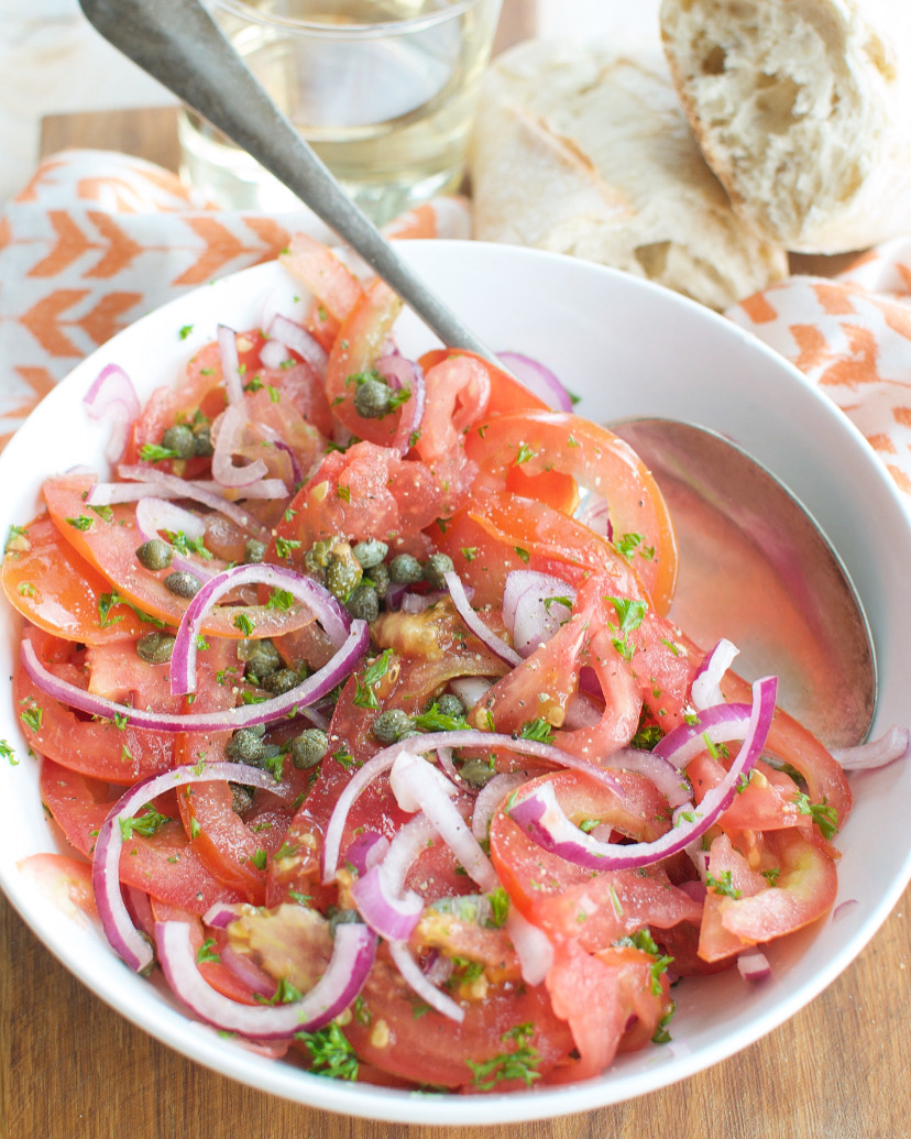 Tomatensalade met kappertjes en rode ui