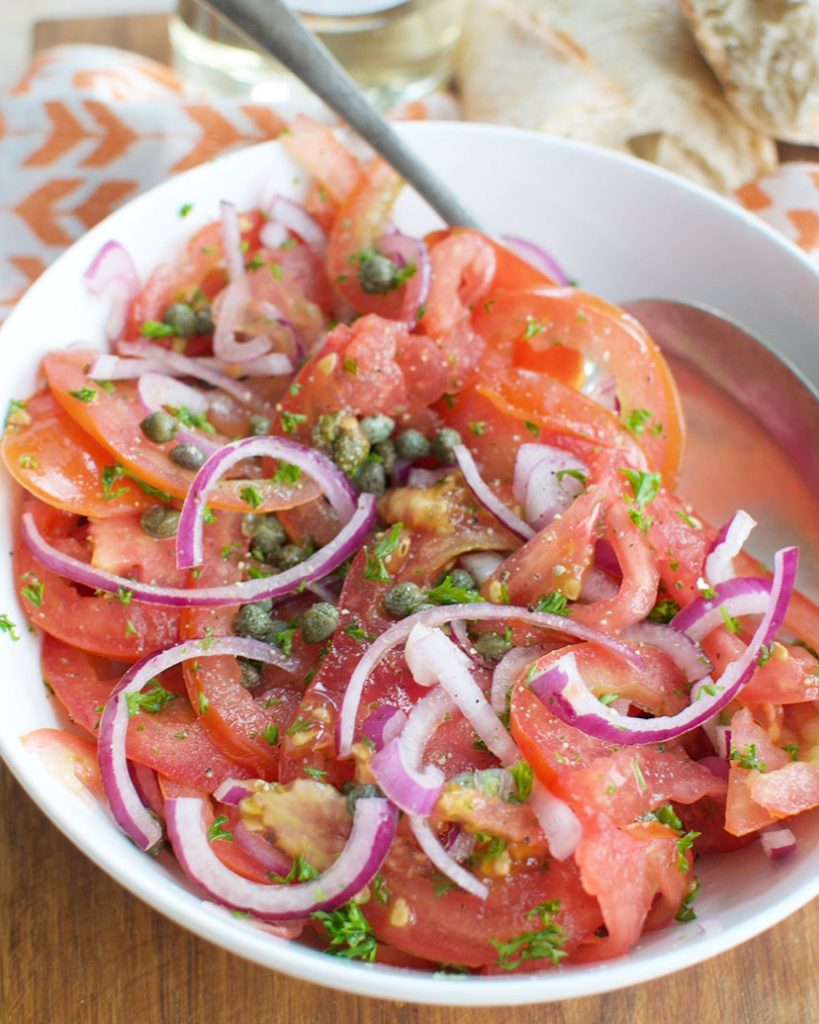 Tomatensalade met kappertjes en rode ui