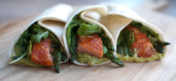 Wraps met warm gerookte zalm en avocadomousse