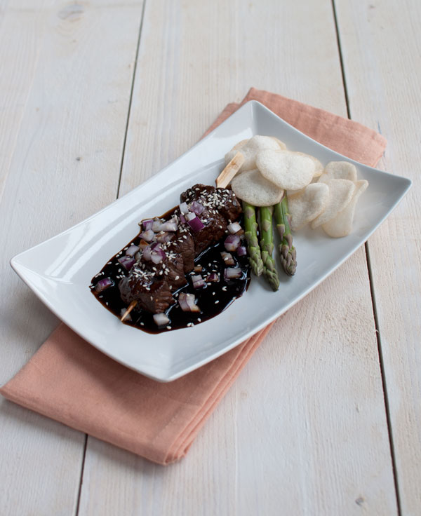 Biefstukspies met teriyakisaus en rode ui