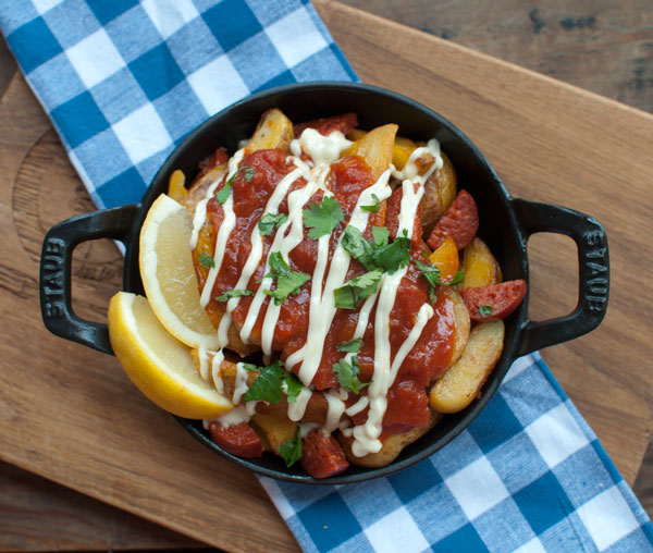 Patatas bravas met alïoli en chorizo