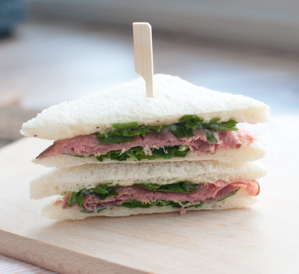 Sandwich met rosbief en truffelmayonaise