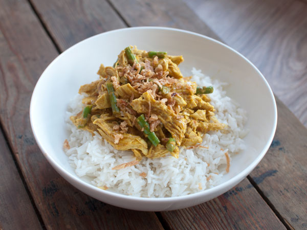 Sambalkip met kokosmelk en sperziebonen