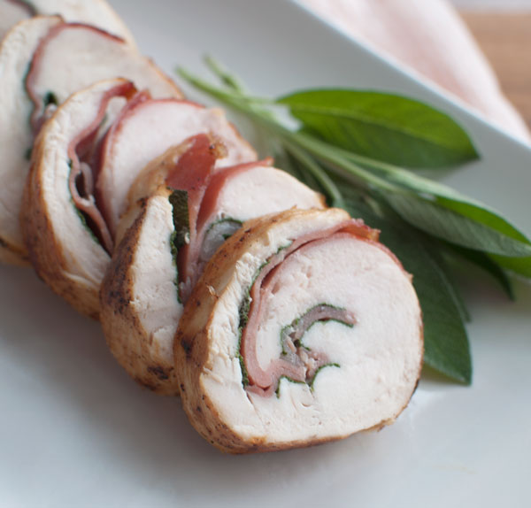 Gevulde kiprolletjes met salie en prosciutto