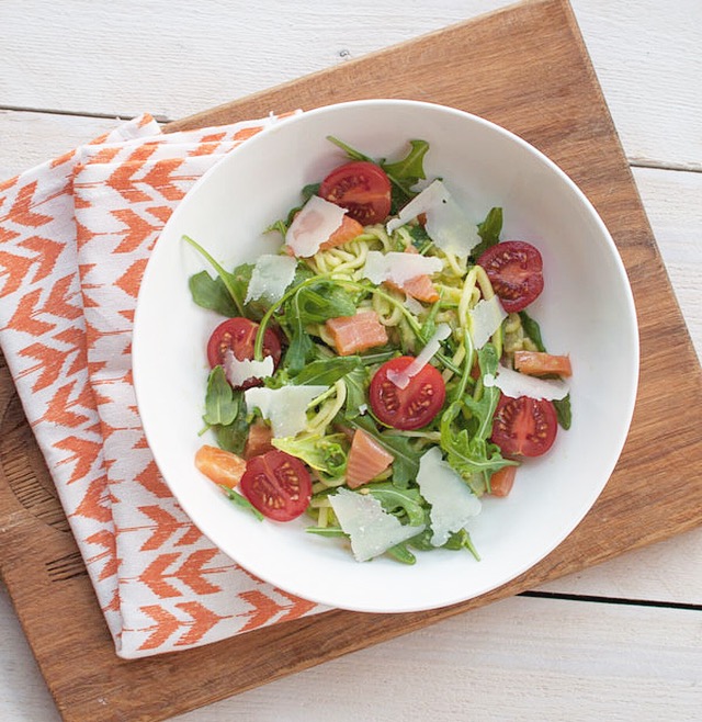 Courgetti met gerookte zalm en avocadosaus