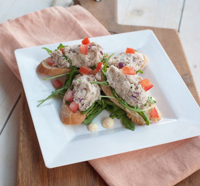 Crostini's met gerookte makreel