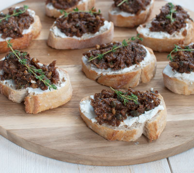 Crostini met zachte geitenkaas en vijgen-walnoottappenade