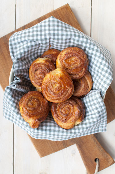 snelle kaneelbroodjes van croissantdeeg