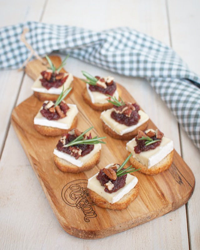 Crostini met brie en cranberrychutney
