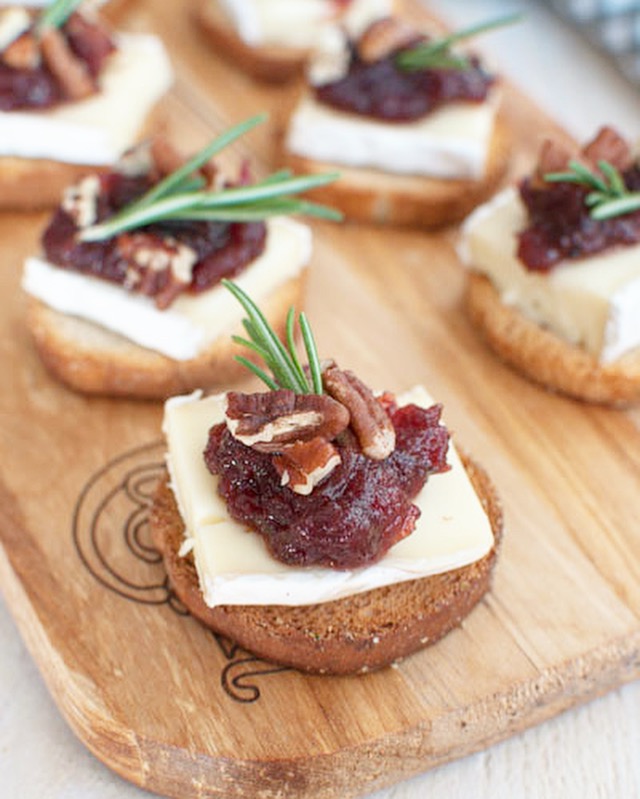 Crostini met brie en cranberry