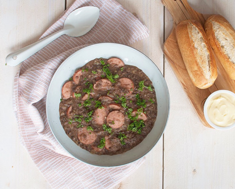 Groene linzensoep met rookworst en prei