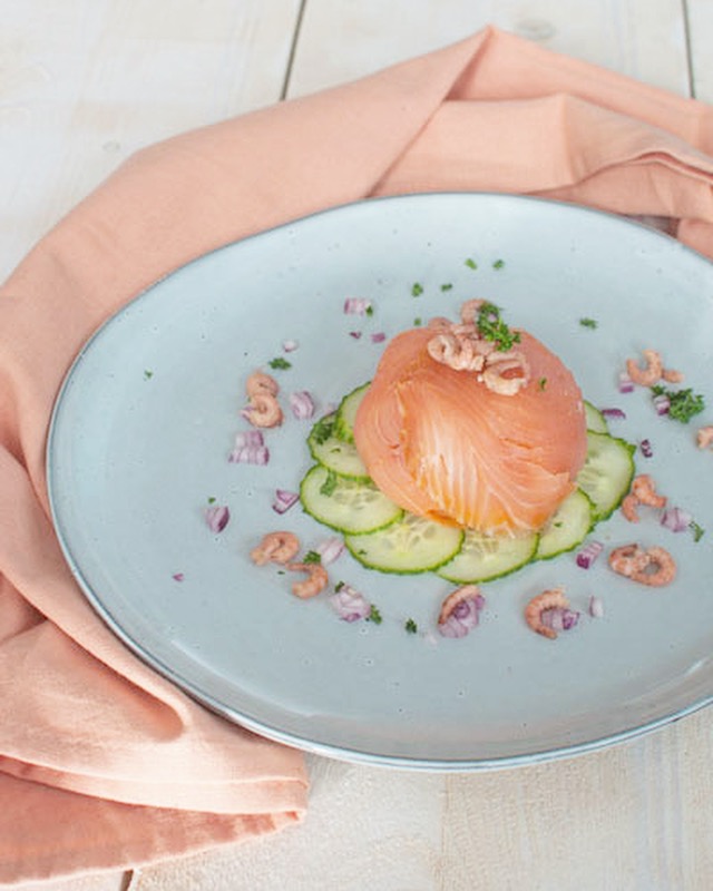 Zalmbonbon met avocado en Hollandse garnalen