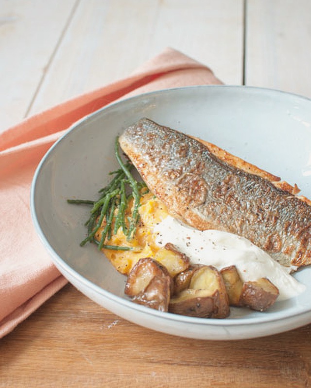 Zeebaarsfilet met pompoenpuree en witte wijnsaus