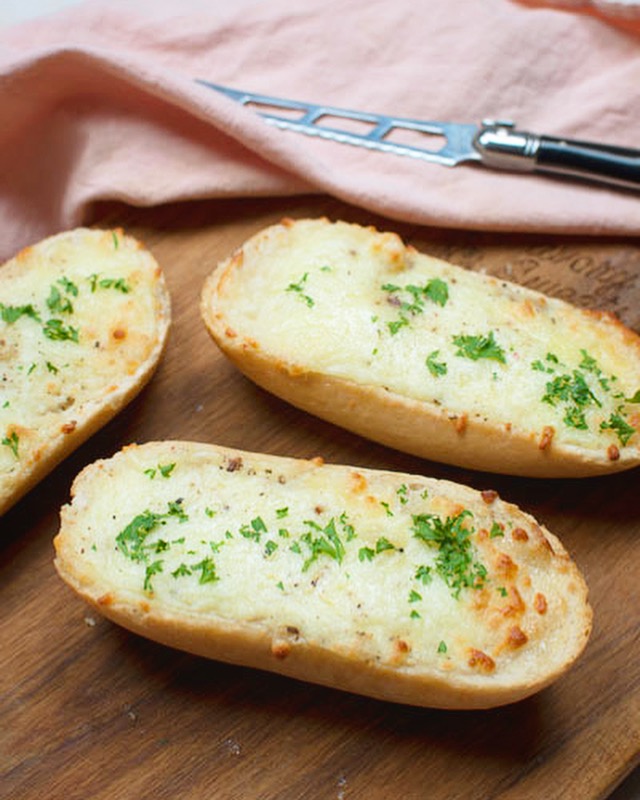 Makkelijke knoflookbroodjes met alïoli en geraspte kaas