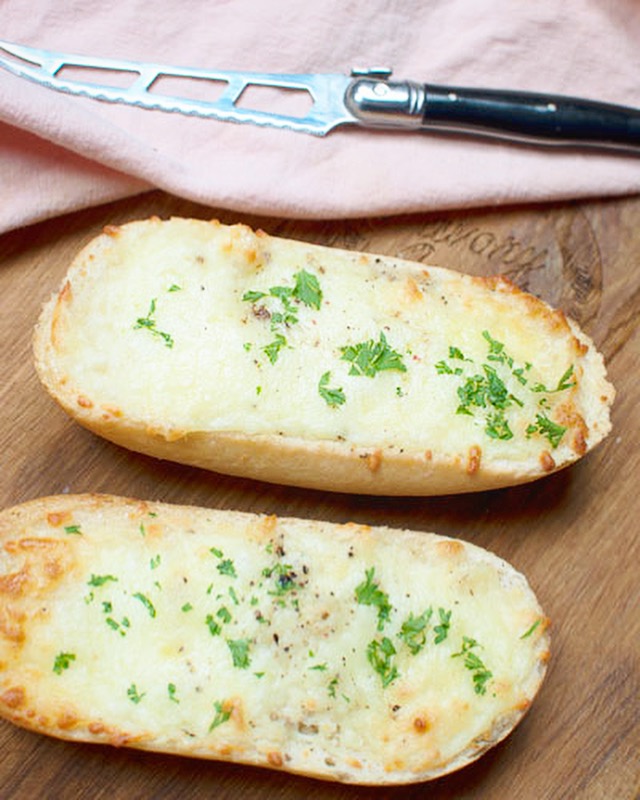 Makkelijke knoflookbroodjes met alïoli en geraspte kaas