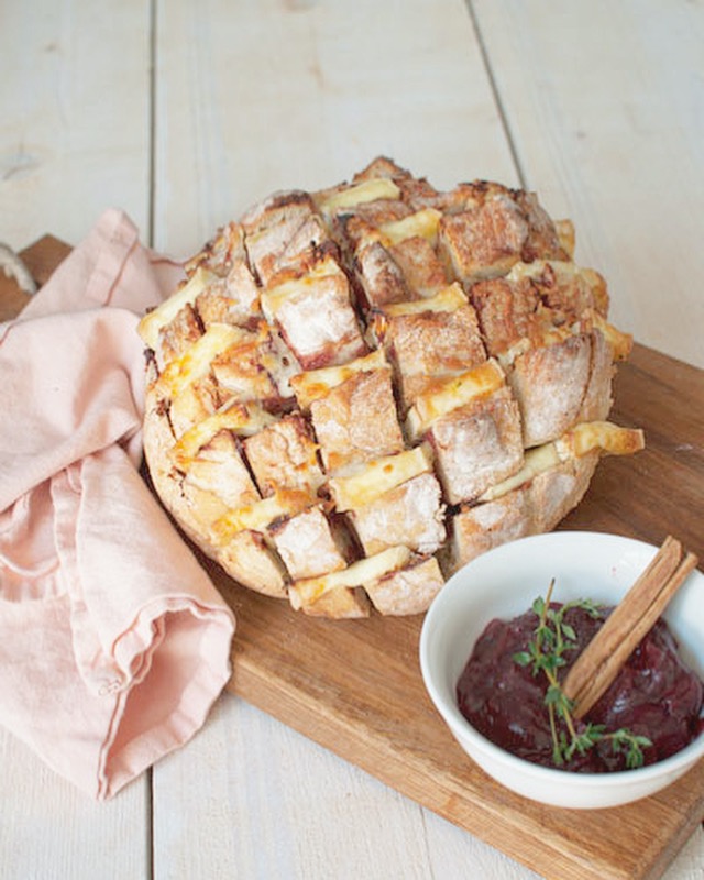 Borrelbrood met brie en cranberrychutney