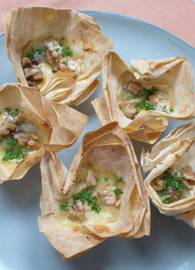 Bakjes van filodeeg met camembert en walnoot-vijgentapenade