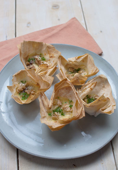 Filodeegbakjes met camembert en walnoot-vijgentapenade
