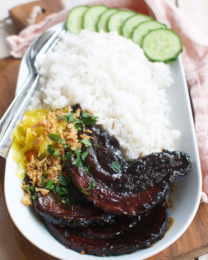 Sticky pittige speklapjes met ketjap en rijst