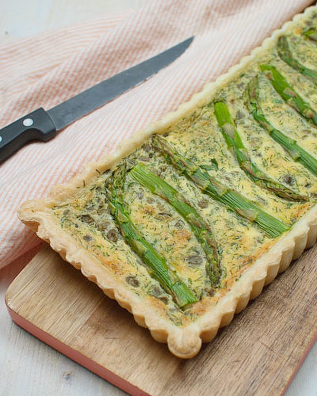 Quiche met gerookte zalm en groene asperges