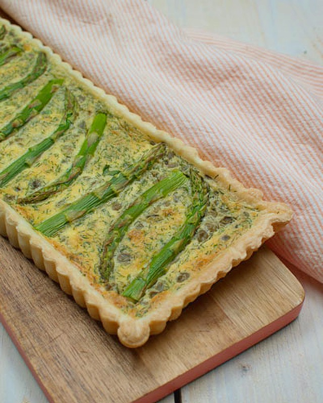 Quiche met gerookte zalm en groene asperges