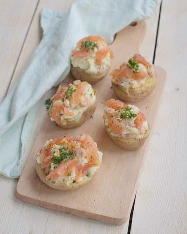 Gepofte aardappel met gerookte zalm en Hollandse garnalen