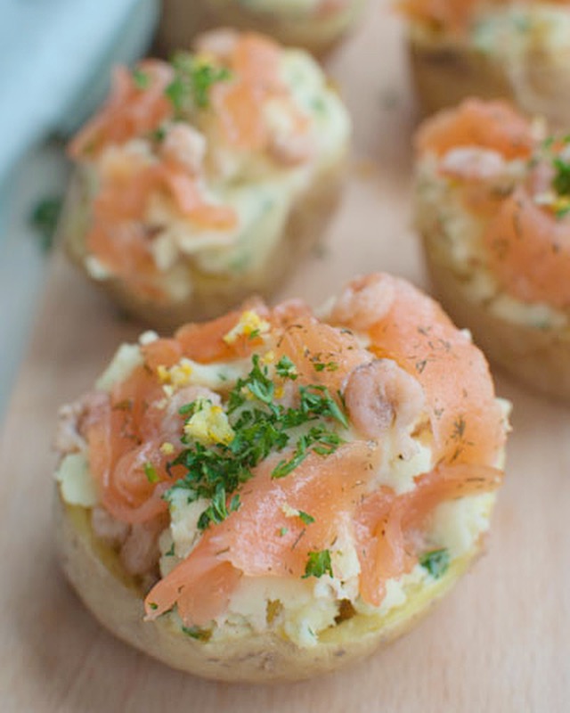 Gepofte aardappel met gerookte zalm en Hollandse garnalen