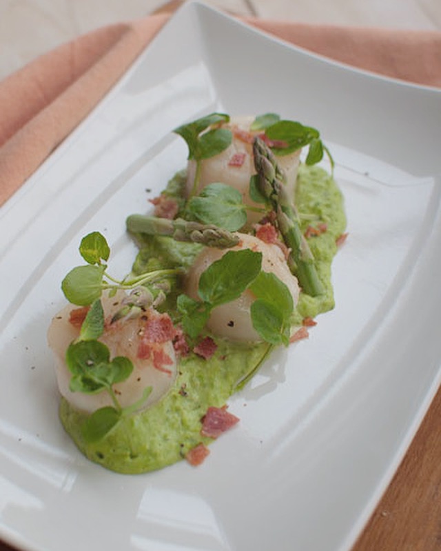 Coquilles met doperwtenpuree en pancetta