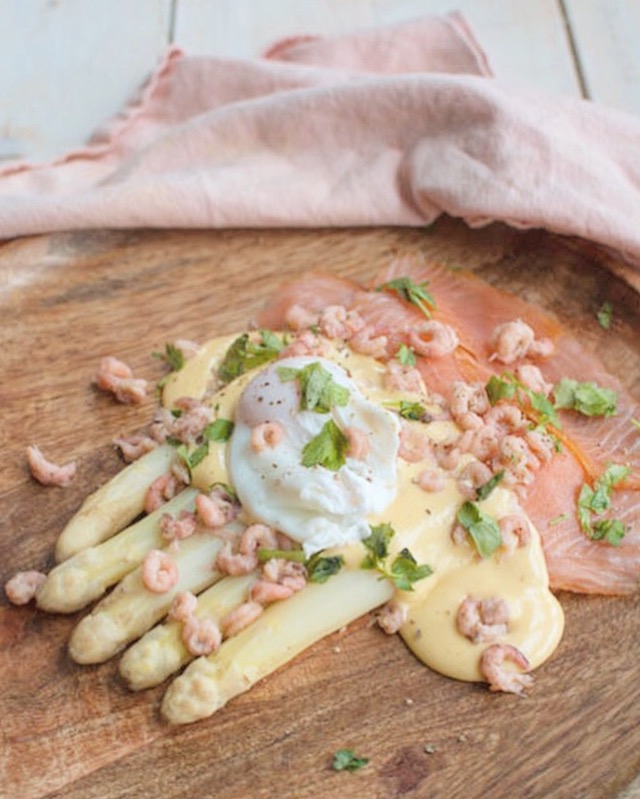 Witte asperges met hollandaisesaus en gerookte zalm