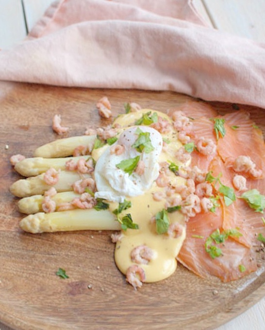 Witte asperges met hollandaisesaus en gerookte zalm