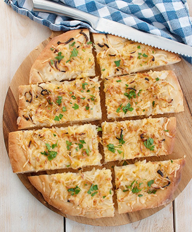 Zelfgemaakte kaas-uienbrood