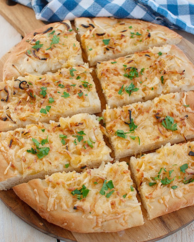 Zelfgemaakt kaas-uien brood