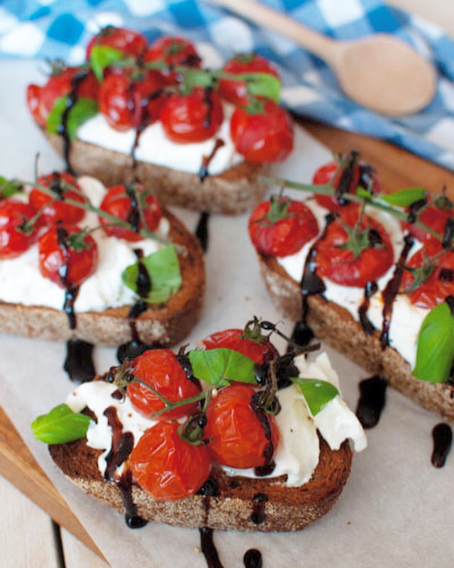 Bruschetta met burrata en geroosterde tomaatjes
