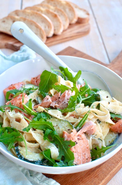 Romige pasta met zalm en courgette