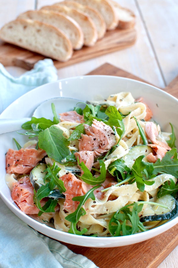 Romige pasta met zalm en courgette