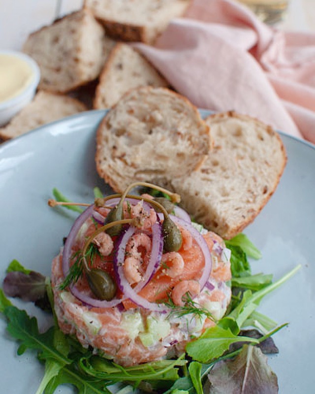 Zalmtartaar met komkommer en mierikswortel