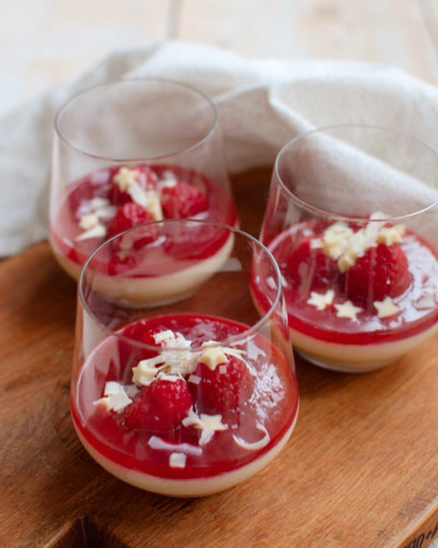 Panna cotta met frambozencoulis en witte chocola 