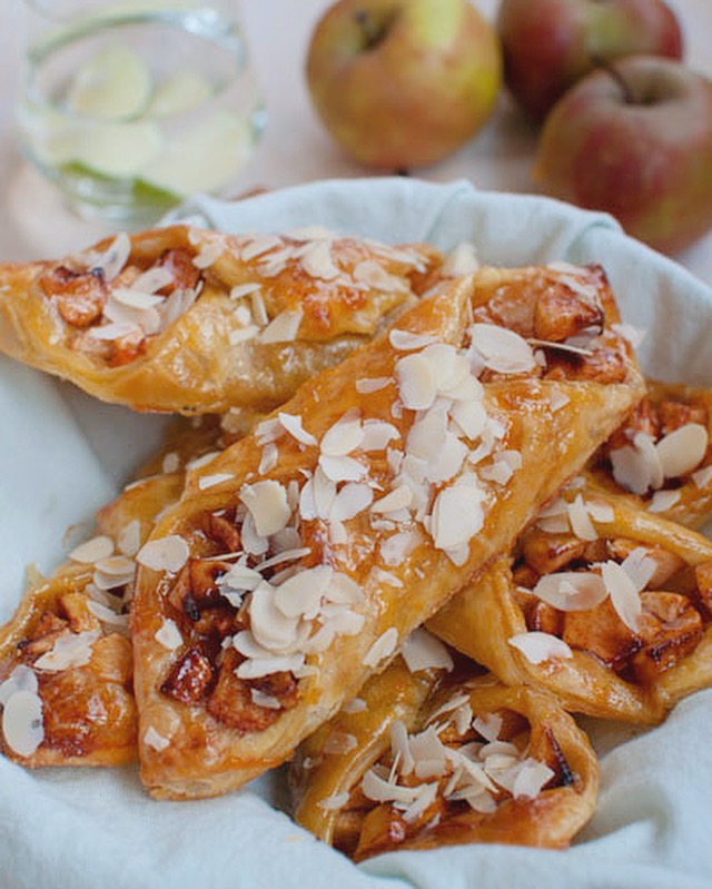 Makkelijke appelbroodjes met amandel en abrikozenjam