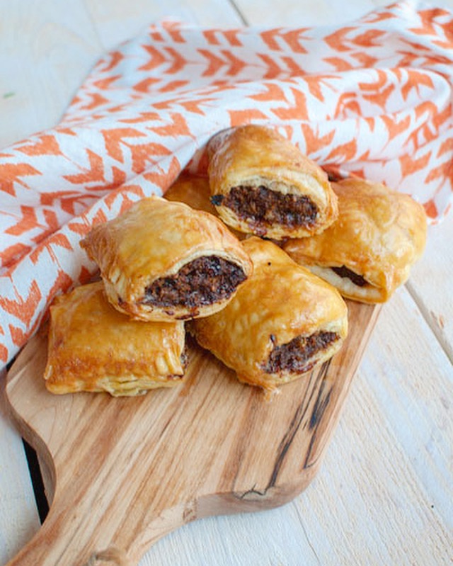 Indische mini saucijzenbroodjes met ketjap en sambal