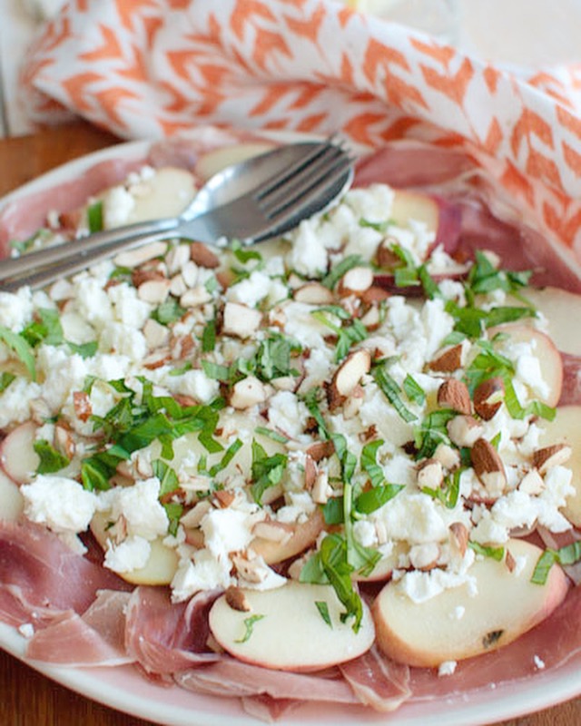 Salade met perzik, proscuitto en feta