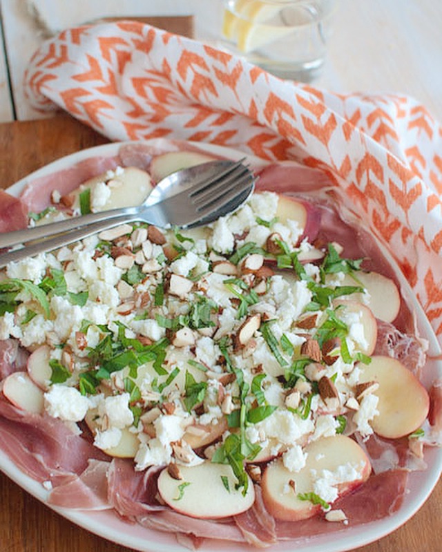 Salade met perzik, proscuitto en feta